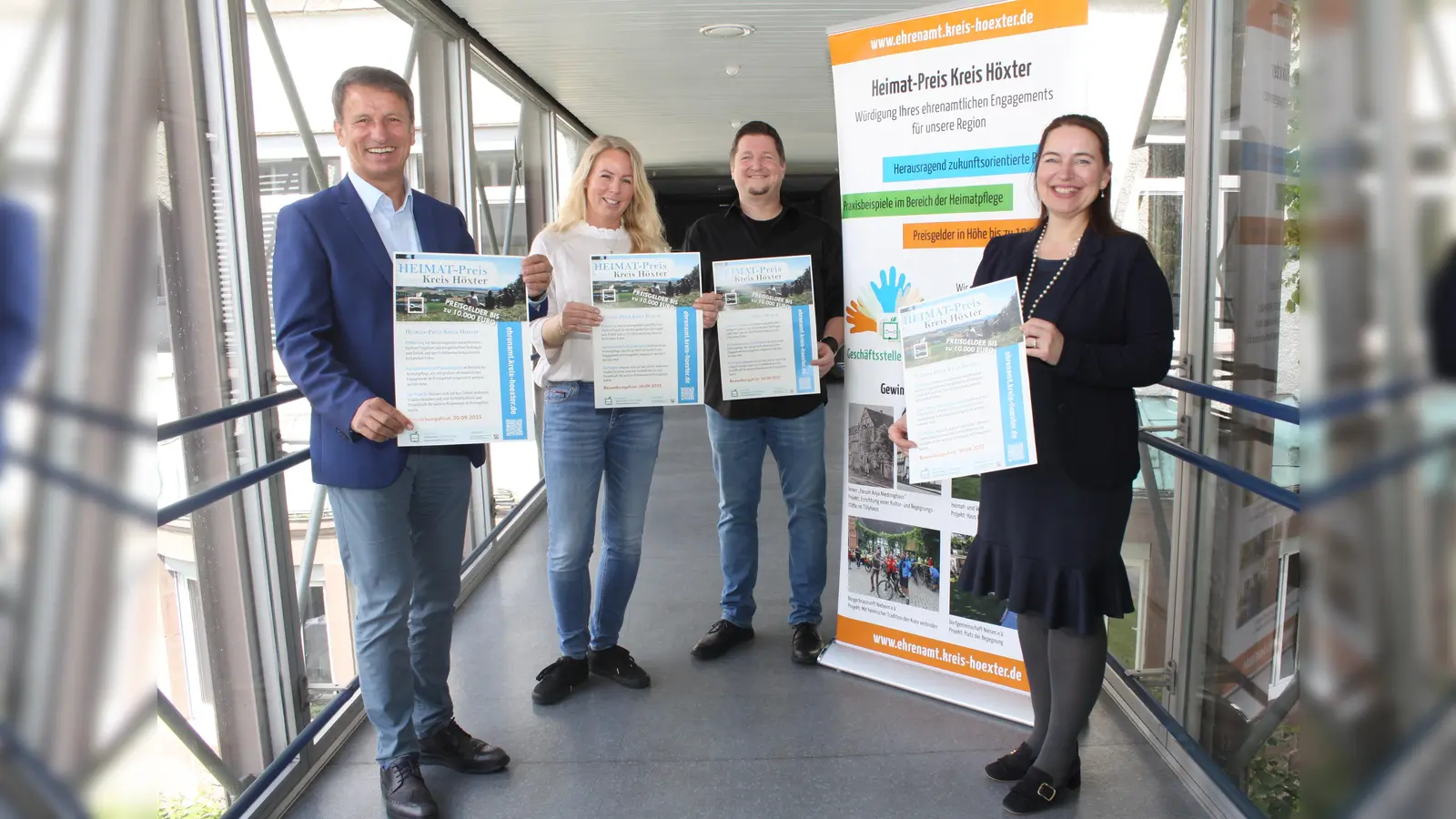 Sie freuen sich auf vielfältige und zahlreiche Bewerbungen für den Heimat-Preis (von links): Landrat Michael Stickeln (l.), Katharina Serinelli, Ehrenamtsmanagerin des Kreises Höxter, Sascha Atteln von der Geschäftsstelle Ehrenamt des Kreises Höxter und Kreisdirektorin Manuela Kupsch. (Foto: Kreis Höxter)