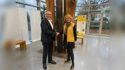 Landrat Andreas Siebert und Petra Friedrich, 1. Vorsitzende des Kuratoriums Aktion für behinderte Menschen Region Kassel e.V., bei der symbolischen Spendenübergabe im Kreishaus.  (Foto: Landkreis Kassel)