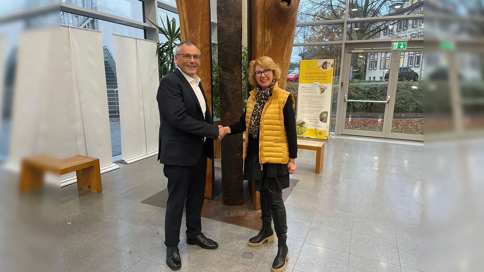 Landrat Andreas Siebert und Petra Friedrich, 1. Vorsitzende des Kuratoriums Aktion für behinderte Menschen Region Kassel e.V., bei der symbolischen Spendenübergabe im Kreishaus.  (Foto: Landkreis Kassel)