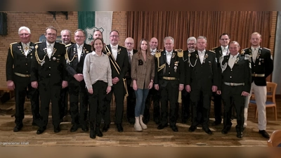 Ehrenspieß Martin Gruber, 2. Brudermeister Nico Albrecht, 2. Schießmeister Christian Schmitz, 1. Brudermeister Wolfgang Schröder, Damenoffizier Jung Enrico Voß, Offizierin für Öffentlichkeit Simone Becker, König Matthias Pirone, 1. Schießmeister Hans-Hermann Rolff, Kassiererin Kimberley Buch, Damenoffizier Alt Jörg von Heesen, Oberst Thomas Buch, ehem. 1. Brudermeister Christoph Schröder, Altspieß Marco Becker, ehem. Altspieß Markus Pollmeier, Adjutant Bernd Metz, Jungspieß Robin Plättner. (von links nach rechts) (Foto: Simone Becker)