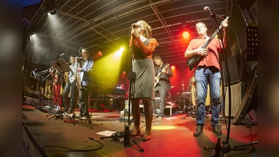 Schon am Vorabend des Dornröschenfestes lockt ein abwechslungsreiches Musikprogramm auf den Marktplatz der Dornröschenstadt. (Foto: Stefan Bönning)