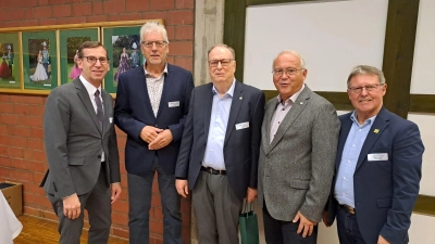 V.l.: Tobias Scherf (Bürgermeister Stadt Warburg), Gerhard Handermann (neuer Vorsitzender VdK Kreisverband Höxter), Peter Bierwirth („alter“ Vorsitzender VdK Kreisverband Höxter), Herr Wilfried Böhm (Schriftführer VdK Landesverband Düsseldorf), Herr Werner Dürdoth (stellv. Landrat des Kreises Höxter). (Foto: privat)