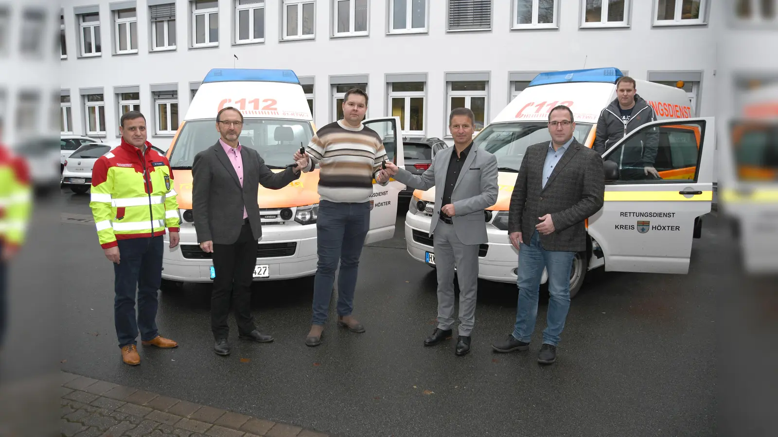 Schlüsselübergabe: Landrat Michael Stickeln und Matthias Kämpfer, Leiter des Fachbereichs Öffentliche Sicherheit und Straßenverkehr, übergeben Dr. Mykhailo Osadchyi (Mitte) die Schlüssel für zwei voll ausgestattete Krankentransportwagen. Mit den Fahrzeugen sollen Verletzte aus den umkämpften Gebieten gerettet werden. Mit dabei waren auch Manuel Tavares (l., Koordinator des Rettungsdienstes im Kreis Höxter), Thomas Krämer (2. v. r., Leiter der Abteilung Rettungsdienst des Kreises Höxter) und Moritz Nutt (Auszubildender zum Notfallsanitäter). (Foto: privat)