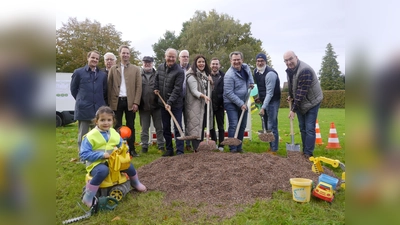 Die Freude über die neue Kita in Beverungen ist groß. Das wurde auch beim ersten Spatenstich deutlich mit (von links) Joshua Marquardt, Hans Jürgen Oppermann, Stephan Böker, Rolf-Dieter Crois, Bürgermeister Hubertus Grimm, Heinz Krystofiak, Sarah Austermühl, Thomas Schreiner (Kreis Höxter), Christian Rodemeyer, Robert Hartmann und Architekt Kai Zimmermann. (Foto: Schwannecke/Projekt Begegnung)