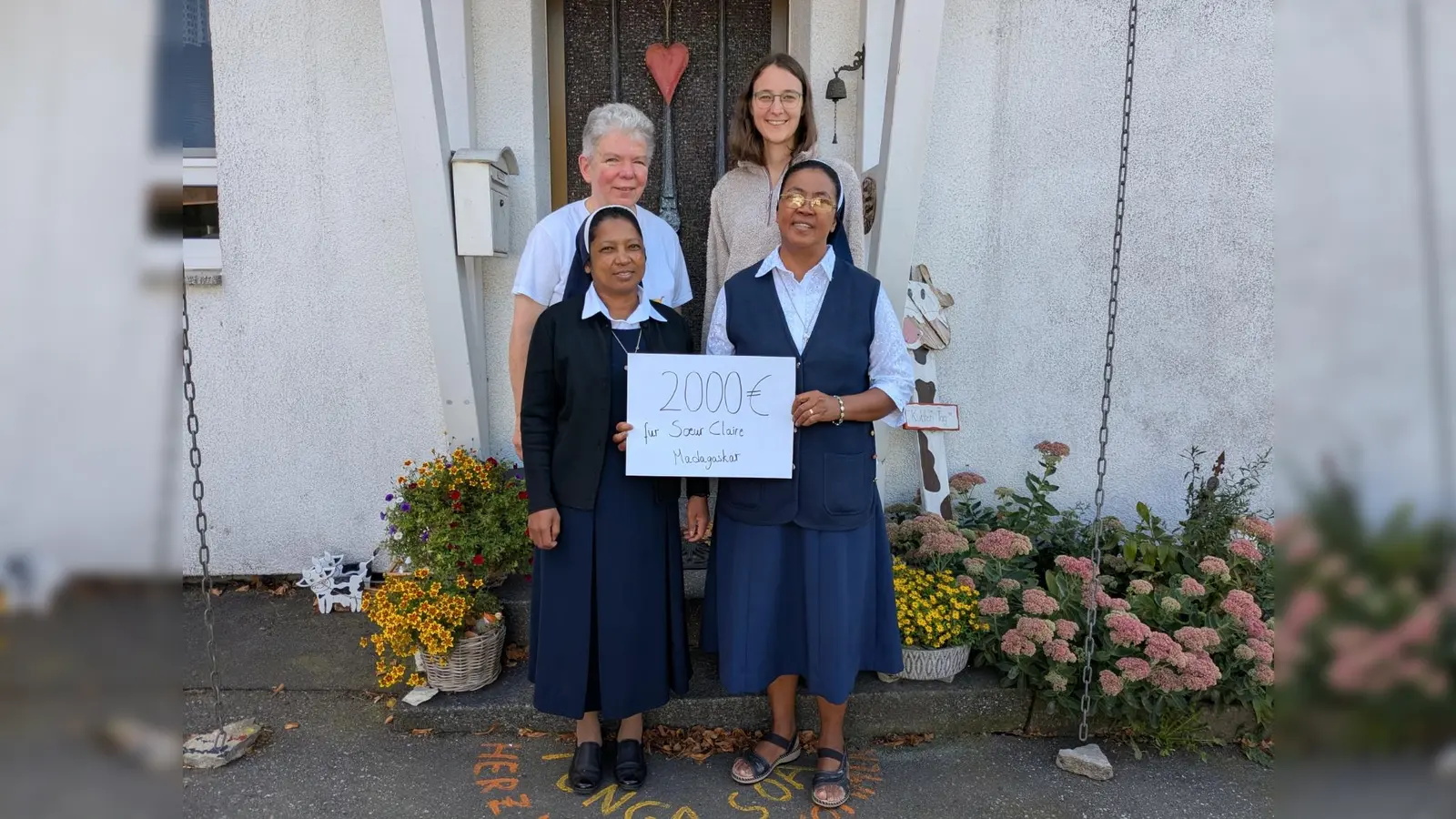 Dagmar Feldmann und Mia Beaucamp übergaben ihre Spende an Schwester Georgine und Schwester Claire.  (Foto: privat)