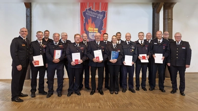 Vorn v.l.: Guido Vogt (VdF NRW), Florian Mantel, Rainer Suermann, Stefan Nostitz, Ulrich Engelke, Annette Knipping, Frank Bellmann, Klaus Dierkes, Reiner Vössing, Elmar Keuter (Bezirksbrandmeister).<br>Hinten v.l.: Sebastian Göke, Falk Wulff, Manuel Prohn, Sebastian Ewen, Michael Müller, Jürgen Rabbe, Jürgen Schmits. (Foto: privat)