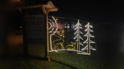 Die adventliche Zier am Ortsschild wurde vom Ortsheimatpfleger Reinhard Koch entworfen und gebaut. (Foto: privat)