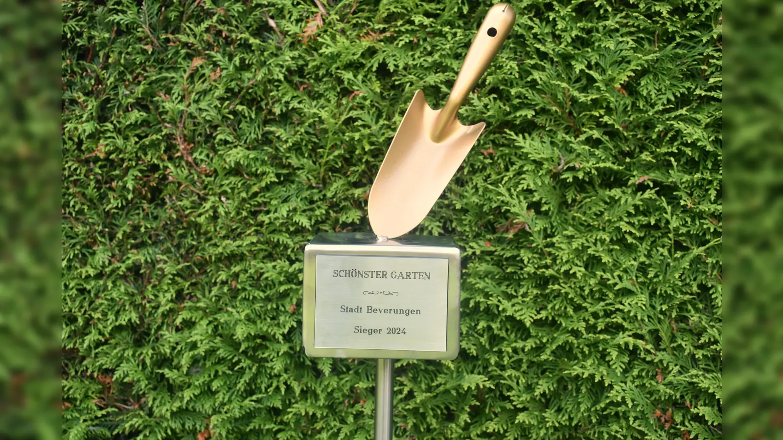 Der Siegergarten erhält einen Gartenstecker als wetterfeste Trophäe.  (Foto: Barbara Siebrecht)