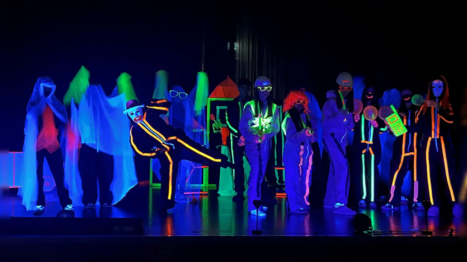 Schwarzlichttheater des Jahrgangs 9. (Foto: Sekundarschule Warburg / privat)