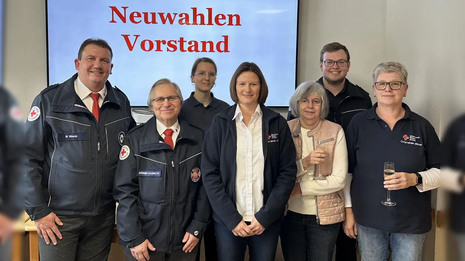 Der neue Vorstand des DRK-Ortsvereins Bühne (v.l.): Martin Wrede (1. Vorsitzender), Werner Wasmuth (2. Vorsitzender), Celina Wrede (Schriftführerin), Monika Waldeyer (Kassiererin), Marlies Fricke (Blutspendebeauftragte), Fabian Rehrmann (Rotkreuzleiter), Elvira Niemeier (Blutspendebeauftragte). (Foto: DRK OV Bühne / privat)