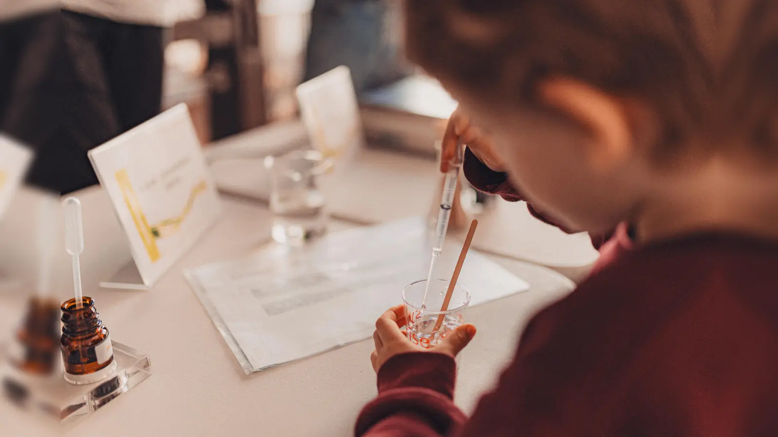 Kinder im Alter von sieben bis zwölf Jahren sind zu einer kreativen Auszeit in die Welt der Düfte eingeladen. (Foto: Claudia Warneke)