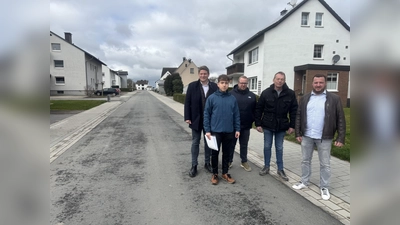 v.l. Bürgermeister Nicolas Aisch, Konstantin Volmer (Ingenierubüro Volmer aus Warburg), Marc Frewer (Stadtwerke Borgentreich), Jochen Bracht (Bracht Tief- und Straßenbau aus Diemelstadt), Martin Grone (Stadtwerke Borgentreich). (Foto: privat)