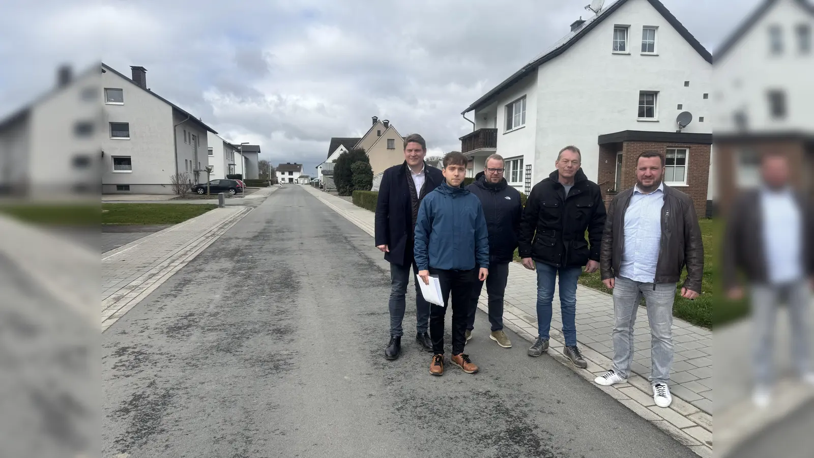 v.l. Bürgermeister Nicolas Aisch, Konstantin Volmer (Ingenierubüro Volmer aus Warburg), Marc Frewer (Stadtwerke Borgentreich), Jochen Bracht (Bracht Tief- und Straßenbau aus Diemelstadt), Martin Grone (Stadtwerke Borgentreich). (Foto: privat)