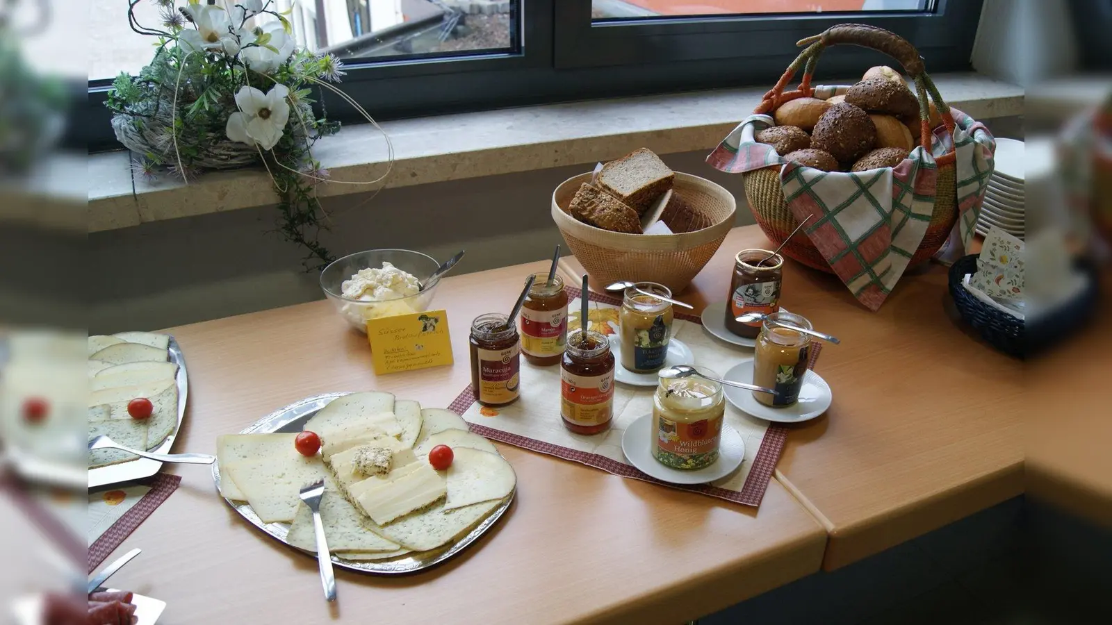 Lokale und fair gehandelte Leckereien beim Fairen Frühstück. (Foto: Hubert Meiners)