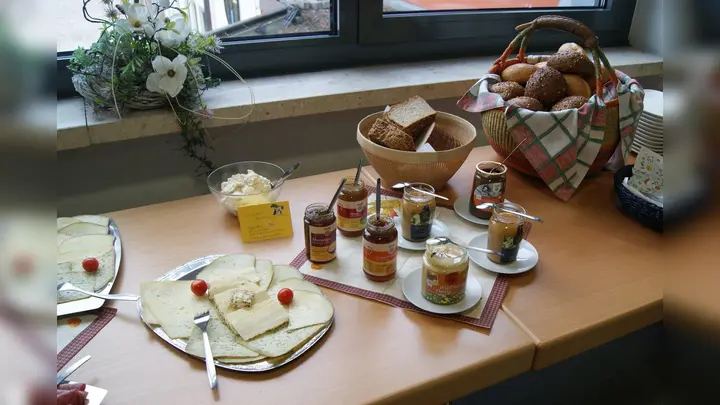 Lokale und fair gehandelte Leckereien beim Fairen Frühstück. (Foto: Hubert Meiners)