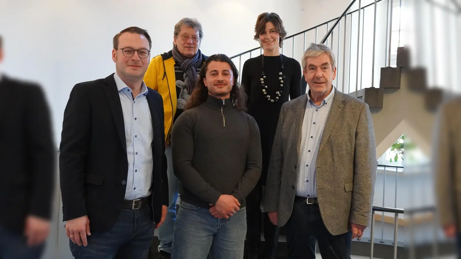 V.l.: Alexander Kleinschmidt, Geschäftsführer des Werberings Brakel e.V., Förderer Hans-Hermann Fenske, Stipendiat Mohamed Alali, Katja Urhahne, Geschäftsführerin des Studienfonds OWL, und Bürgermeister Hermann Temme. (Foto: Stadt Brakel)