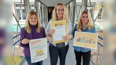 Auf den 22. bundesweiten Vorlesetag freuen sich (v.l.): Filz Elüstü (Teamleitung Kommunales Integrationszentrum), Katharina Rinne (Kommunales Integrationszentrum) und Sarah Nolte-Jelitte (Lehrkraft Kommunales Integrationszentrum). (Foto: Kreis Höxter)