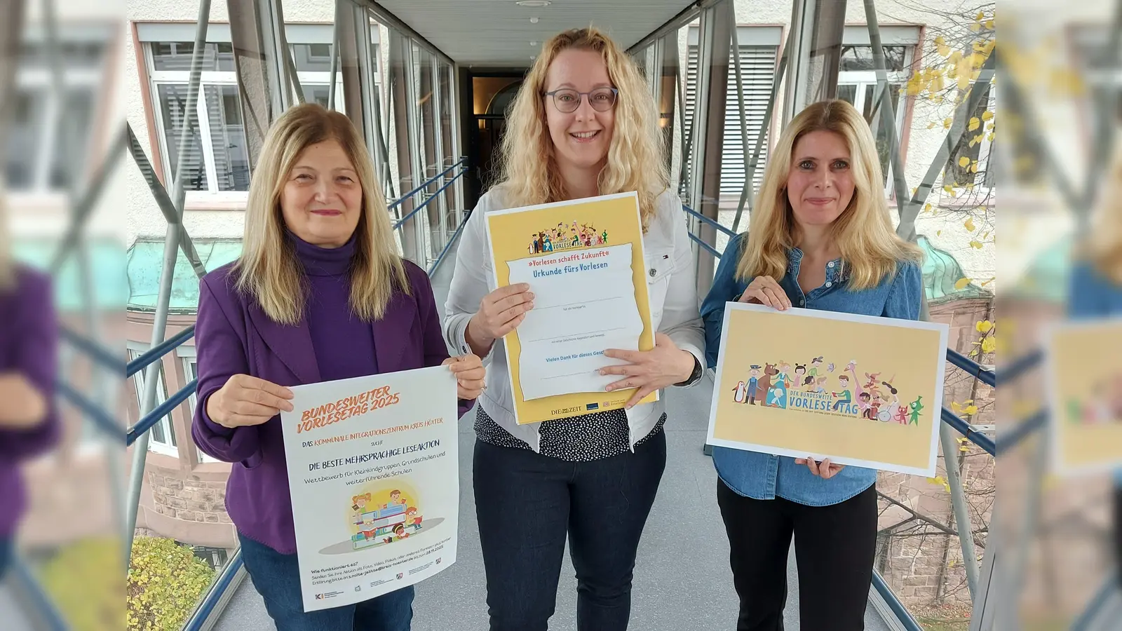 Auf den 22. bundesweiten Vorlesetag freuen sich (v.l.): Filz Elüstü (Teamleitung Kommunales Integrationszentrum), Katharina Rinne (Kommunales Integrationszentrum) und Sarah Nolte-Jelitte (Lehrkraft Kommunales Integrationszentrum). (Foto: Kreis Höxter)