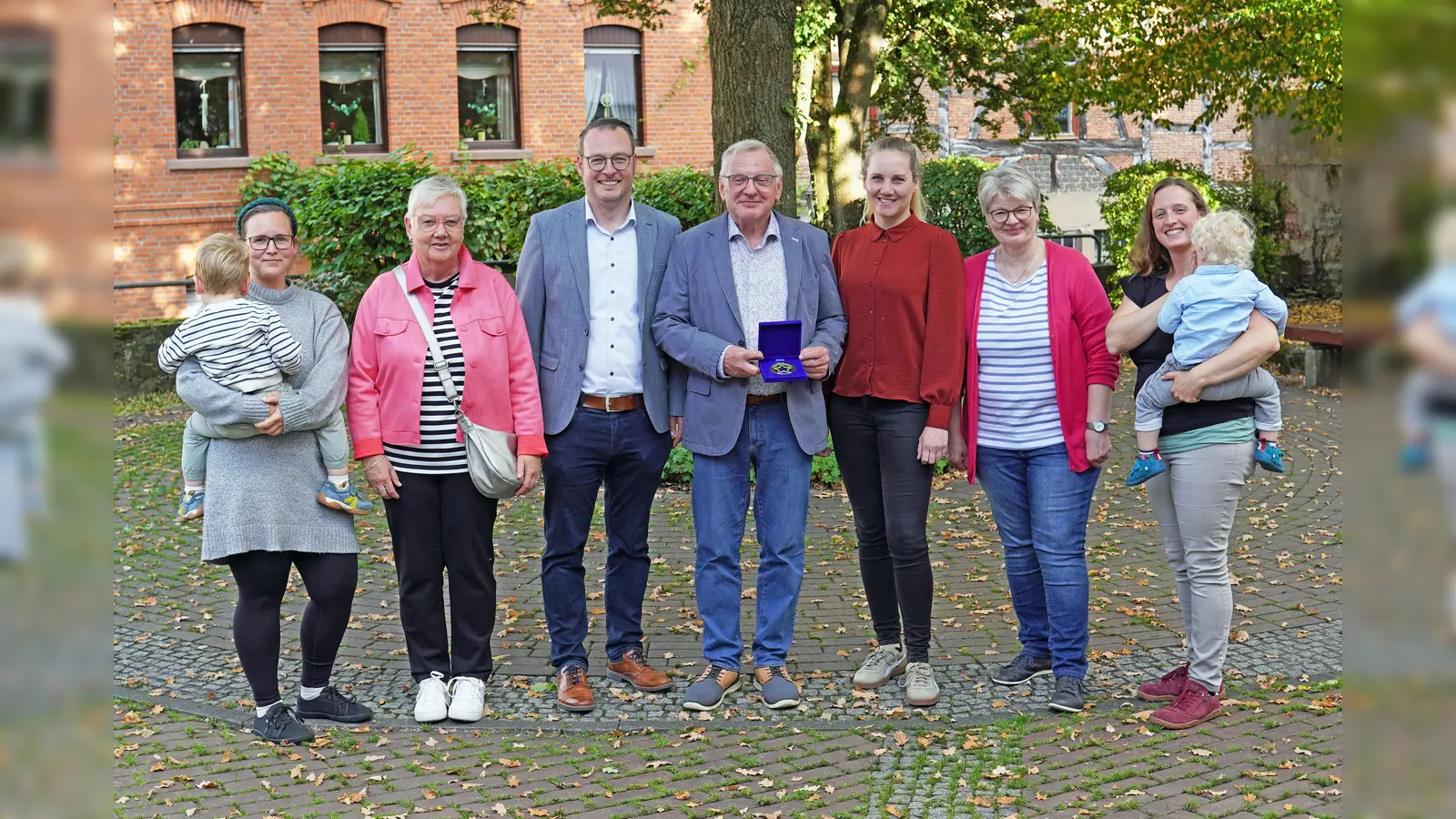 Auszeichnung der Dorf- und Zukunftswerkstatt Istrup e.V. als LokalStar (v.l.): Inga Hilger, Jutta Muhr, Bürgermeister Alexander Kleinschmidt, Vereinsvorsitzender Franz-Hermann Allerkamp, Kommunalmanagerin Maria Kemker, Hildegard Claes und Etien Ackermann-Muhr. (Foto: Stadt Brakel)