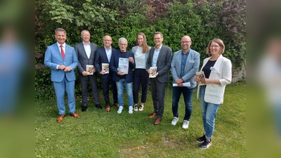Teilnehmer bei der Spendenübergabe (v.l.): Landrat Michael Stickeln, Vorstandsmitglied Achim Frohß und Marktbereichsleiter für den Kreis Höxter Martin Dirkes, Sparkasse PDH bzw. Sparkassenstiftung für den Kreis Höxter, Reiner Stuhldreyer, Vorsitzender KSB Höxter e.V., Britta Kukuk, Fachkraft für Kinder- und Jugendverbandsarbeit der Sportjugend im KSB Höxter, Regionalleiter Michael Meier, Verbund Volksbank OWL, Michael Werner, stellv. Vorsitzender KSB Höxter, Petra Huppert-Buch, Geschäftsleitung Sportjugend im KSB Höxter (Foto: Kreis Höxter | Jürgen Drüke)