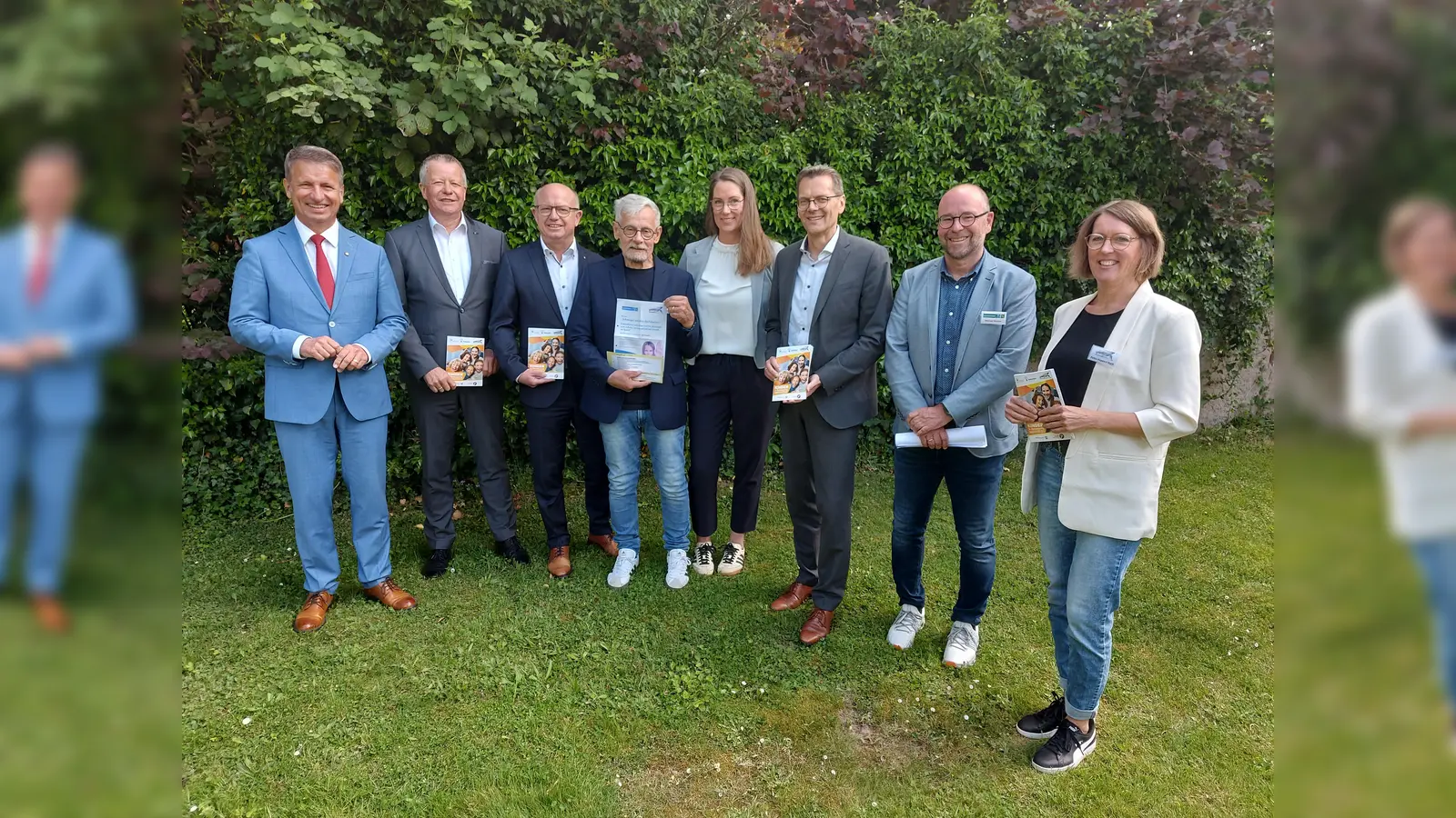 Teilnehmer bei der Spendenübergabe (v.l.): Landrat Michael Stickeln, Vorstandsmitglied Achim Frohß und Marktbereichsleiter für den Kreis Höxter Martin Dirkes, Sparkasse PDH bzw. Sparkassenstiftung für den Kreis Höxter, Reiner Stuhldreyer, Vorsitzender KSB Höxter e.V., Britta Kukuk, Fachkraft für Kinder- und Jugendverbandsarbeit der Sportjugend im KSB Höxter, Regionalleiter Michael Meier, Verbund Volksbank OWL, Michael Werner, stellv. Vorsitzender KSB Höxter, Petra Huppert-Buch, Geschäftsleitung Sportjugend im KSB Höxter (Foto: Kreis Höxter | Jürgen Drüke)