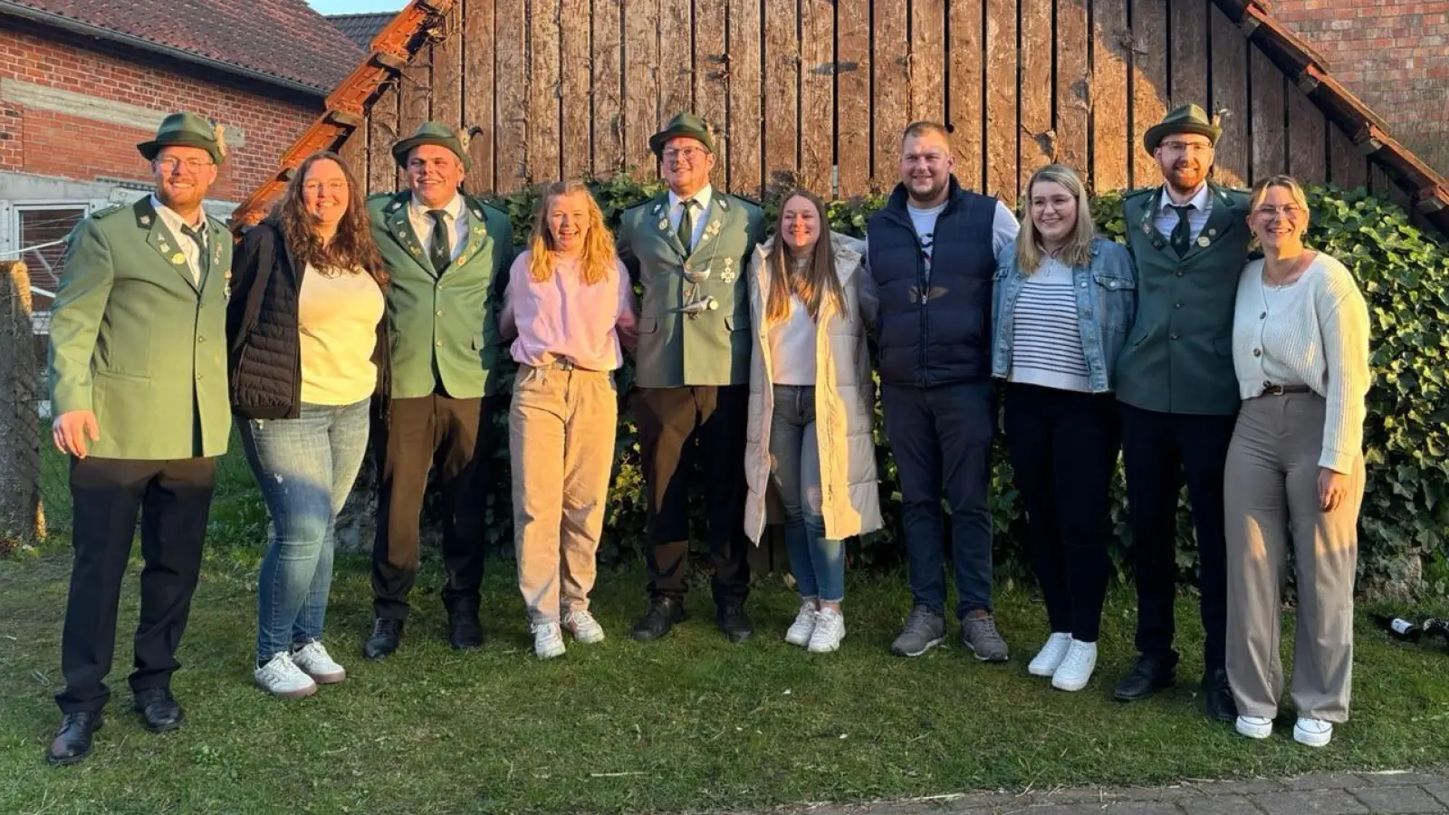 Königspaar und Hofstaat (v.l.): Steffen Multhaup mit Lena Kunst, Noah Glahn mit Hanne Gersch, Christopher Multhaup mit Katharina Möhring (König und Königin), Sascha Winkelhahn mit Celine Dierkes, Lukas Kreimeyer mit Claudia Leßmann. (Foto: privat)