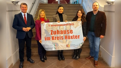 Landrat Michael Stickeln (v.l.), Filiz Elüstü (Teamleiterin des Kommunalen Integrationszentrums), Elif Bozkurt (Kommunales Integrationszentrum), Kreisdirektorin Manuela Kupsch und Dominic Gehle (Leiter der Abteilung Bildung und Integration) freuen sich auf die Bewerbungen für den Integrationspreis des Kreises Höxter. (Foto: Kreis Höxter)