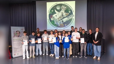 Strahlende Gesichter beim zdi-Roboterwettbewerb in Steinheim (v.l.): Schülerinnen und Schüler der drei Gewinnerteams „Code-Attack“ (Realschule / Gymnasium, Steinheim), „Chefköche“ (Erd-Charta-Schule, städtische Sekundarschule Warburg mit Teilstandort Borgentreich), „Xaverianer“ (Gymnasium St. Xaver, Bad Driburg) Schiedsrichterin Jenny Kociemba sowie Juliane Jütten (Geschäftsstelle Verein Natur und Technik / zdi-Netzwerkkoordinatorin). (Foto: Natur und Technik e.V.)