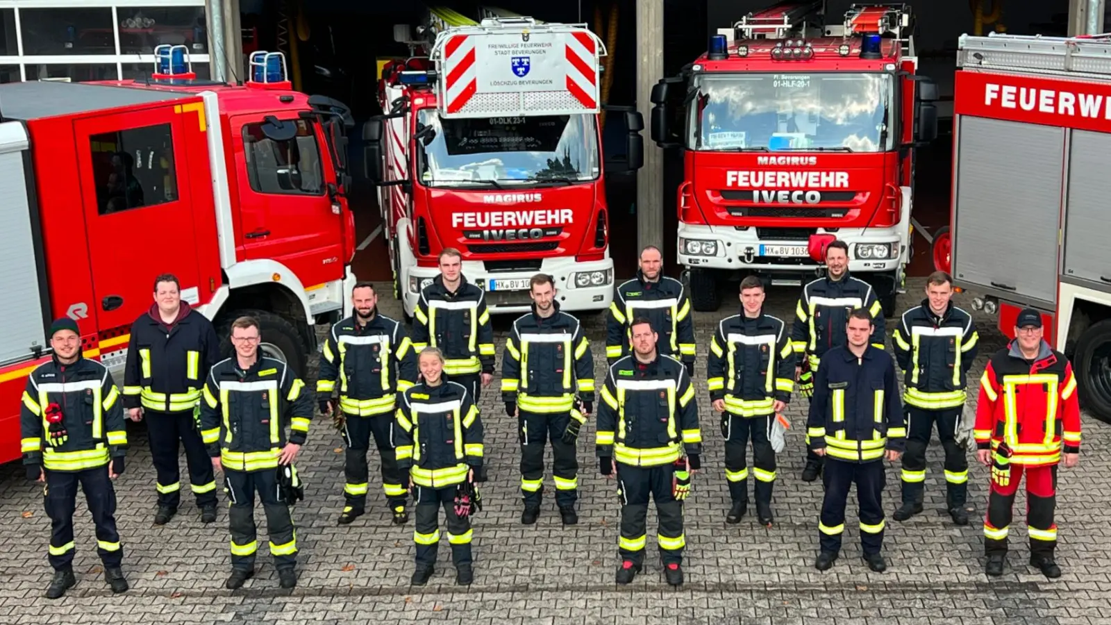 Die neuen Maschinisten mit den beiden Ausbildern Michel Wäsche (links) und Ingolf Menke (rechts). Es fehlen Robin Jünemann und Alexander Dierkes. (Foto:  AG Öffentlichkeitsarbeit des Löschzug Beverungen)