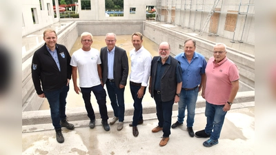Florian Seela (v. l.) , Alexander Klaus, Bürgermeister Hubertus Grimm und die Vertreter des Stadtrates Stephan Böker (CDU), Rolf-Dieter Crois (SPD), Frank Zanker (FDP) und Gisbert Bläsing (Grüne).  (Foto: Barbara Siebrecht)