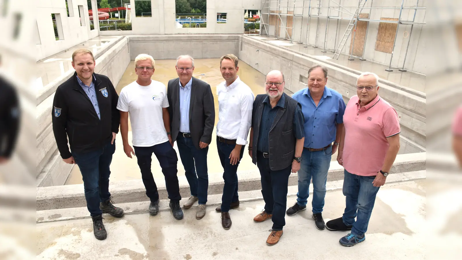 Florian Seela (v. l.) , Alexander Klaus, Bürgermeister Hubertus Grimm und die Vertreter des Stadtrates Stephan Böker (CDU), Rolf-Dieter Crois (SPD), Frank Zanker (FDP) und Gisbert Bläsing (Grüne).  (Foto: Barbara Siebrecht)