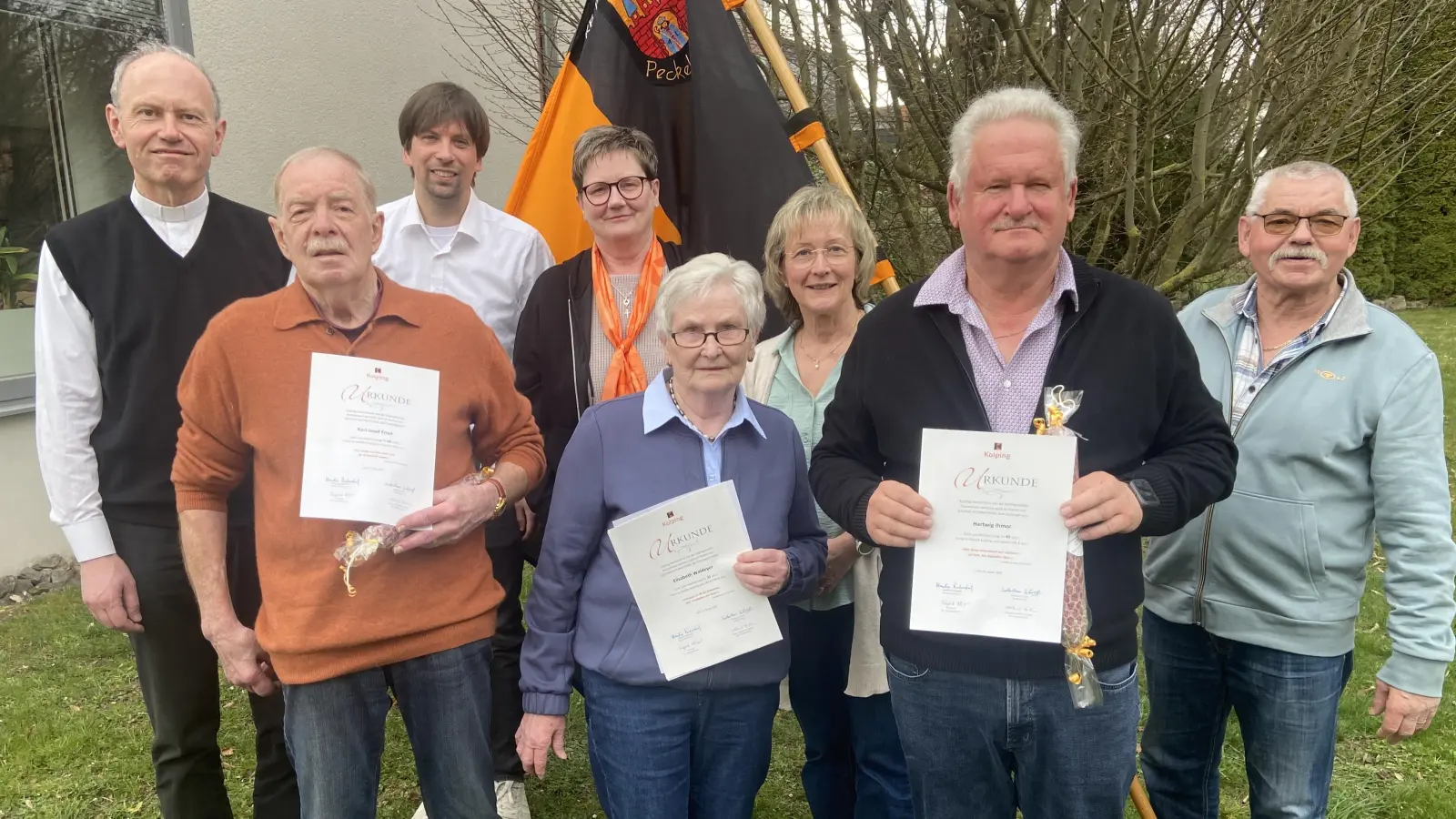 Bei der Generalversammlung der Kolpingsfamilie Peckelsheim konnte Vorsitzende Sigrid Ihmor (4. v.l.) Ehrungen vornehmen (v.l.): Kolping-Bezirkspräses Ullrich Birkner, Jubilar Karl-Josef Ernst, Diözesansekretär Daniel Fissenewert, Jubilarin Elisabeth Waldeyer, Bezirksvorsitzende Angelika Flore, Jubilar Hartwig Ihmor und Bannerträger Karl-Heinz Faber. (Foto: Kolpingsfamilie Peckelsheim  / privat)