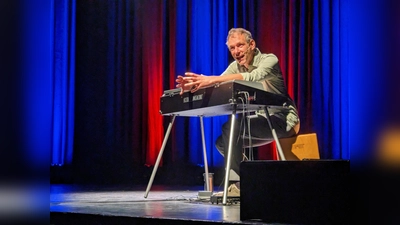 Kabarettist Thomas Philipzen auf der Bühne der Beverunger Stadthalle. (Foto: Kulturgemeinschaft)