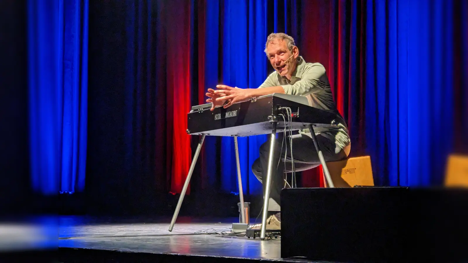 Kabarettist Thomas Philipzen auf der Bühne der Beverunger Stadthalle. (Foto: Kulturgemeinschaft)
