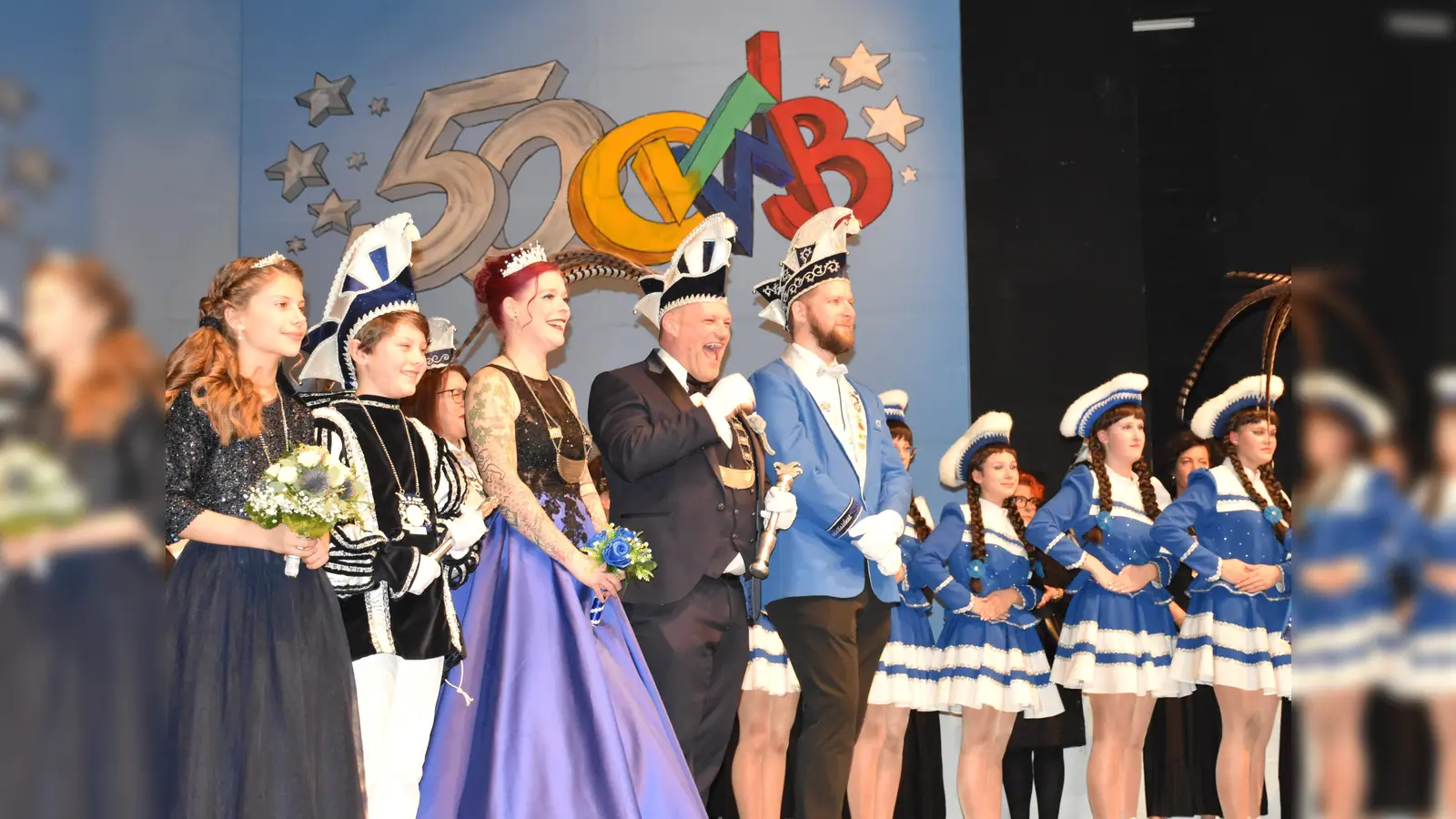 Die Prinzenpaare der Jubiläumssession und Bastian Suermann vom Vorstand des CVWB freuten sich über eine prall gefüllte Stadthalle zur bunten Jubiläums-Prunksitzung 50 Jahre CVWB (Foto: Barbara Siebrecht)