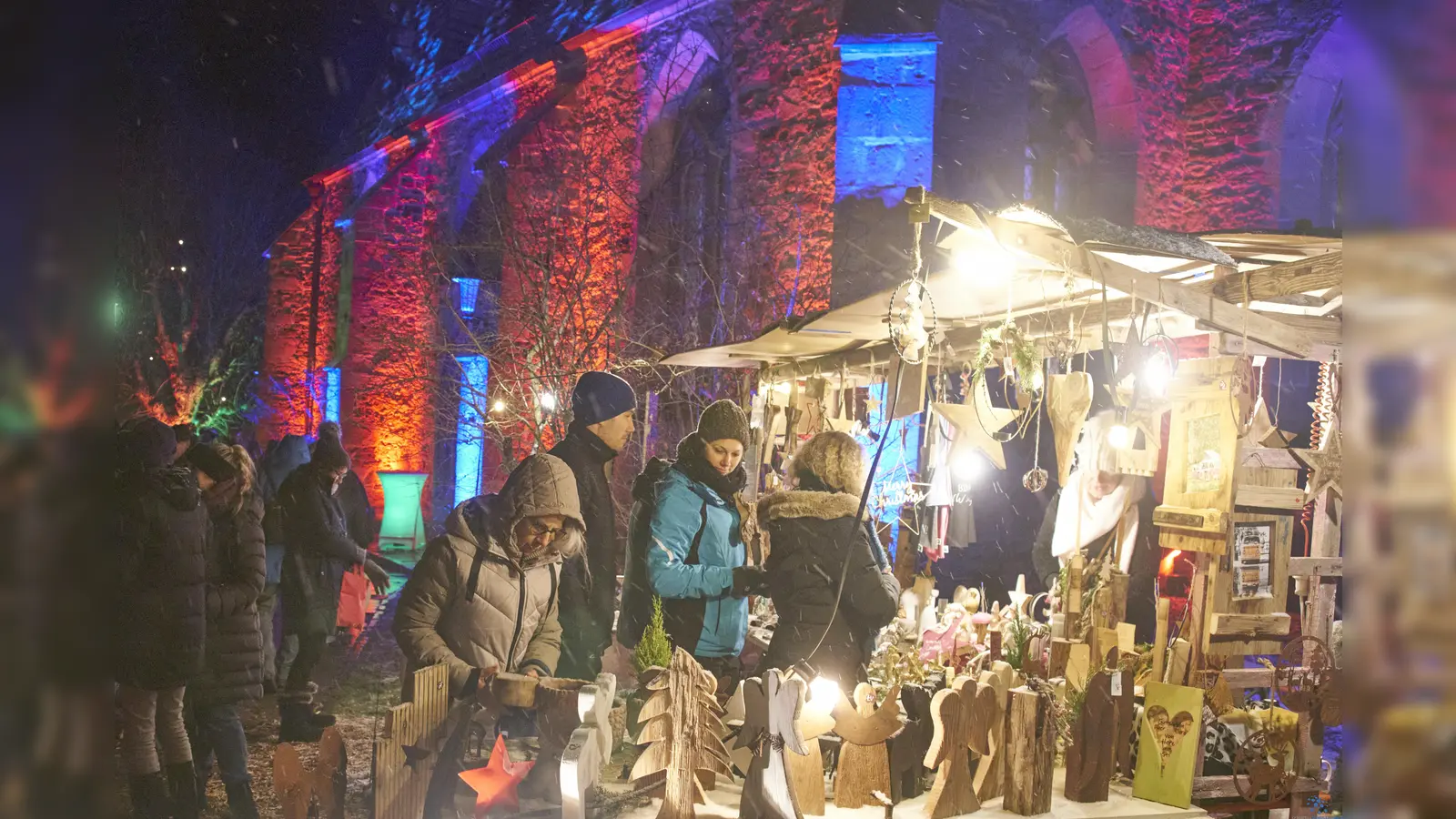 Wunderschön beleuchtet präsentierte sich der Bereich um die Kirche in der Trendelburger Altstadt. (Foto: Stefan Bönning)