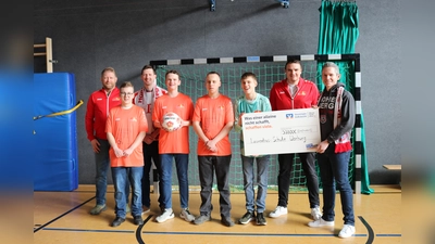 Neue Trikots für die Fußball AG der Laurentius Schule Warburg. Trainer Marcel Höniger (ganz links) und Felix Herold (zweiter von rechts) freuen sich mit einigen ihrer Spieler über die großzügige Spende, die Christian Dierkes (zweiter von links hinten) und Manuel Dierkes (ganz rechts) vom Bayern München Fanclub „Hohe Berg Bayern“ aus Manrode überreichten. (Foto: privat)