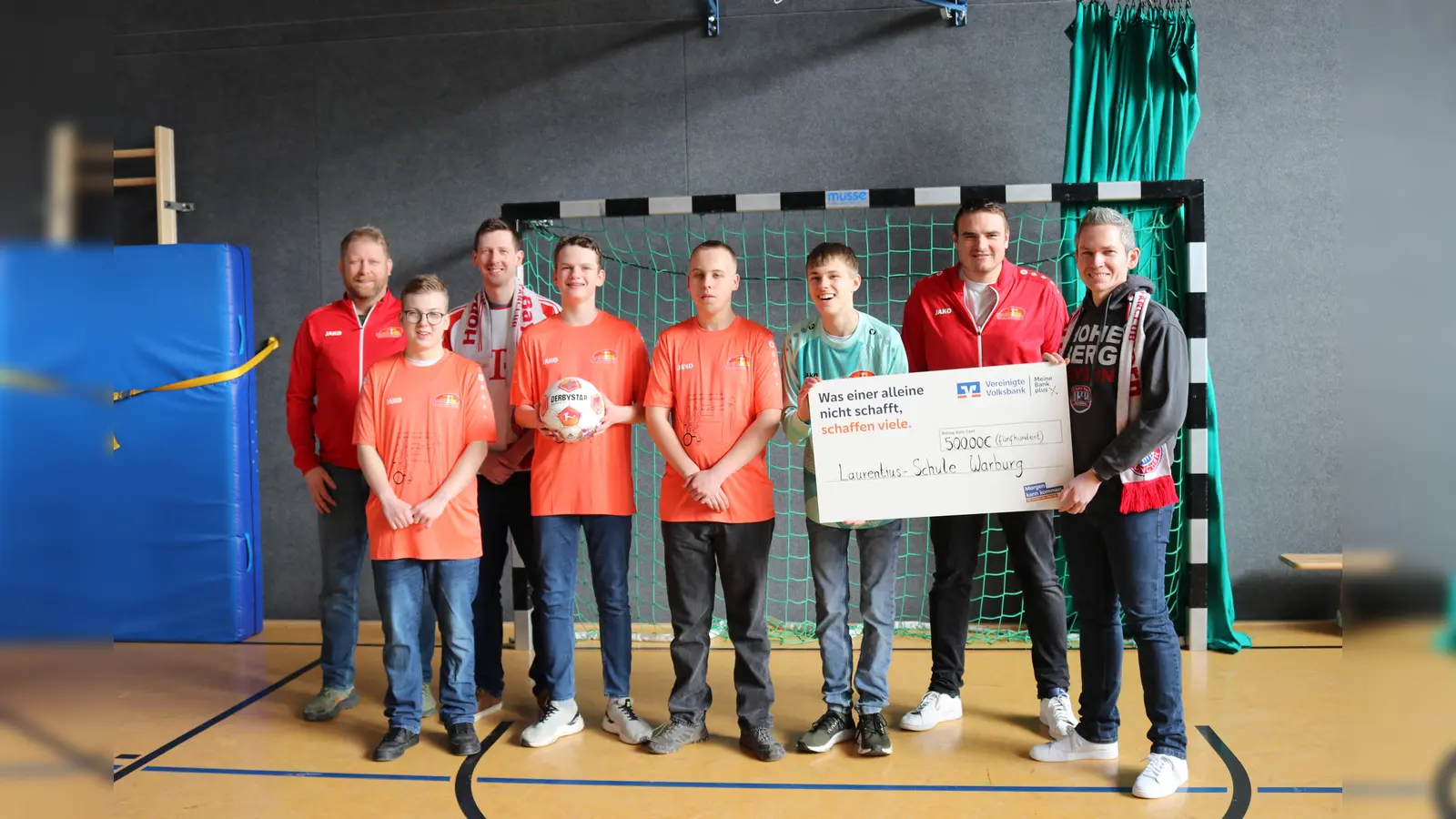Neue Trikots für die Fußball AG der Laurentius Schule Warburg. Trainer Marcel Höniger (ganz links) und Felix Herold (zweiter von rechts) freuen sich mit einigen ihrer Spieler über die großzügige Spende, die Christian Dierkes (zweiter von links hinten) und Manuel Dierkes (ganz rechts) vom Bayern München Fanclub „Hohe Berg Bayern“ aus Manrode überreichten. (Foto: privat)
