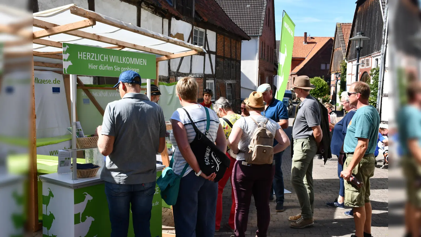 Besucher des Deutschen Käsemarktes testen die Milchprodukte ebenso begeistert wie die Fachleute. (Foto: VHM e.V.)