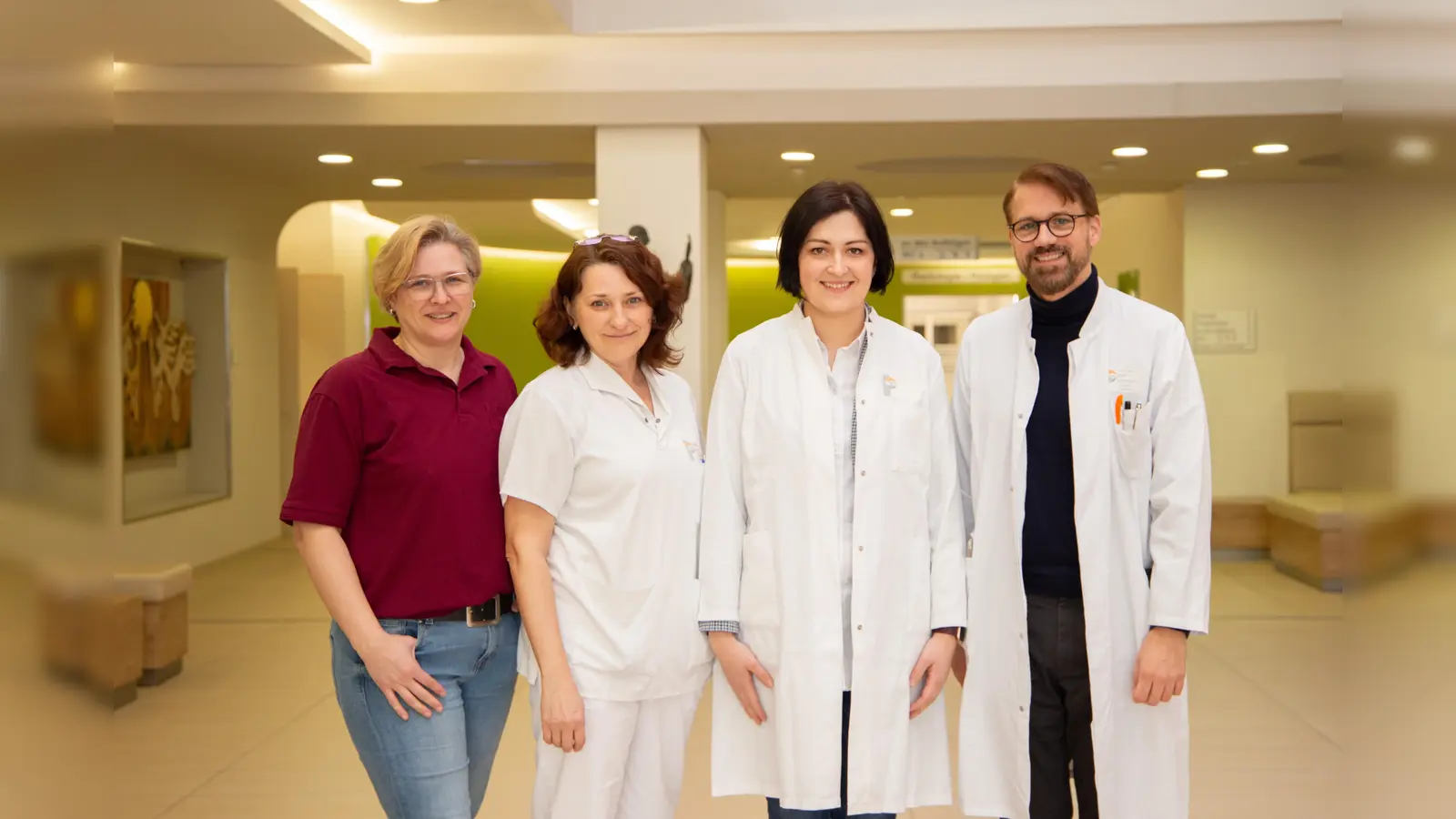 Das Team der geriatrischen Abteilung am St. Ansgar Krankenhaus in Höxter (von links): Jessica Mewes (Leitung Therapie), Olga Dück (Teamleitung Pflege), Vera Paradnia (Oberärztin und Fachärztin für Innere Medizin) und Prof. Dr. Mark Obermann (Chefarzt für Neurologie sowie Facharzt für Geriatrie, Intensivmedizin, Schmerztherapie und Neurologische Frühreha). (Foto: KHWE)