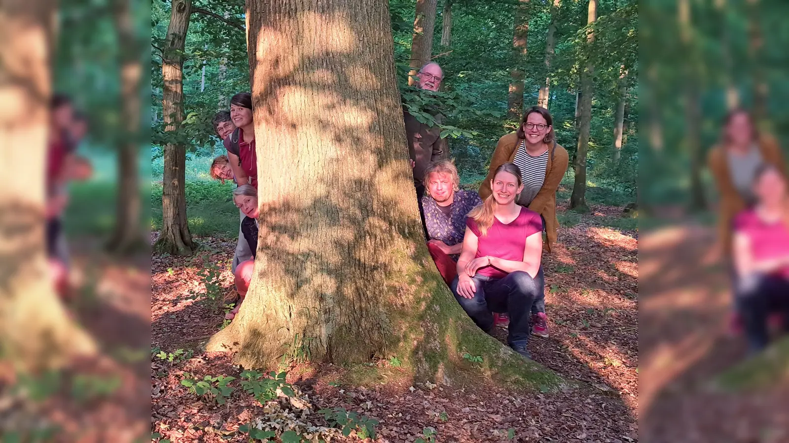Nicht nur theoretisch wird Nachhaltigkeit und Naturerlebnis vermittelt, sondern auch praktisch, wie hier bei einem teambildenden Exkurs in den Wald nahe des Bildungshauses Modexen. (Foto: Christiane Sasse)