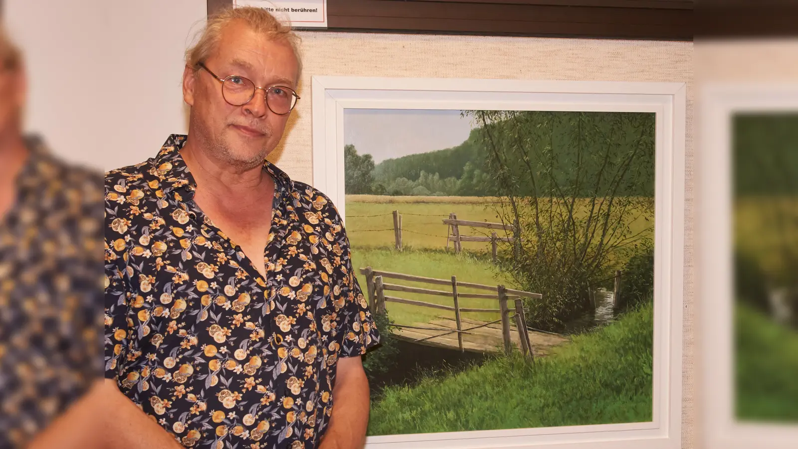 Ulrich Harder mit einem seinem Lieblingsmotive aus seiner neuen Ausstellung im Stadtmuseum Hofgeismar. (Foto: Stefan Bönning)