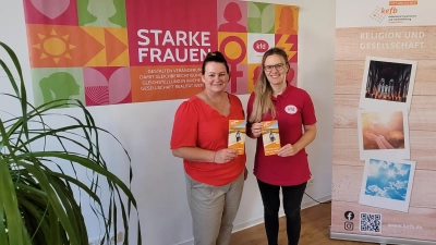 Julia Engels (links) von der kefb Ostwestfalen und Miriam Beine (rechts) vom kfd Diözesanverband freuen sich auf die neue, zehnteilige Kursreihe für Frauen in vielfältigen Lebenssituationen. Am 21. Oktober startet die Veranstaltungsreihe mit einem Abend zum Thema „Frauen leben länger, aber wovon?“ mit der Finanzanalystin Lena Lappe. (Foto: privat)