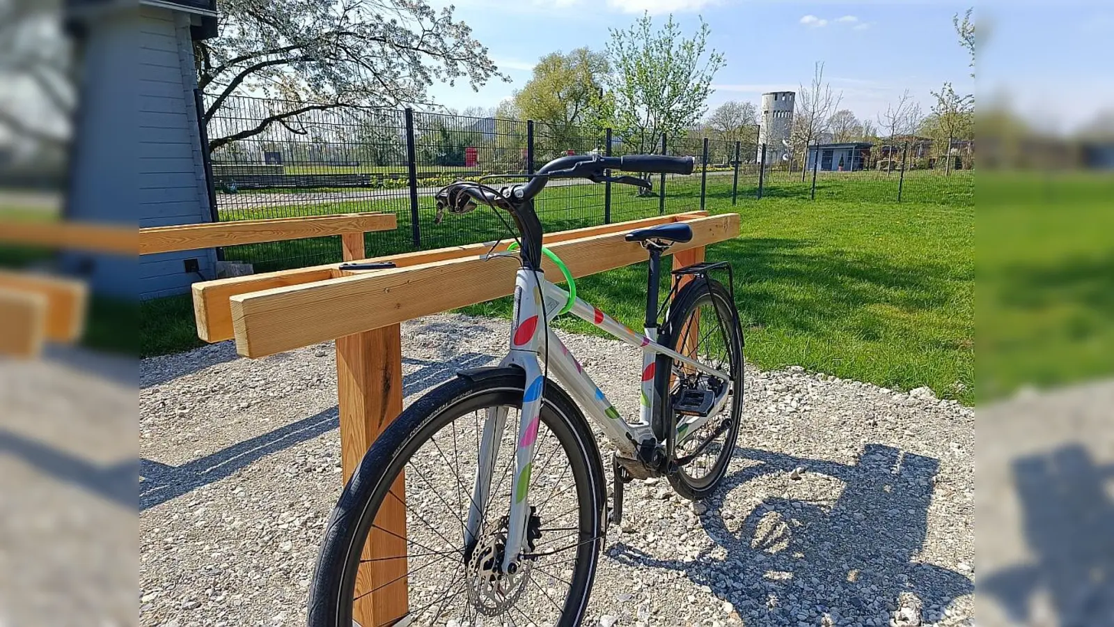 Zahlreiche Holzbügel am Eingang des Archäologieparks bieten Abstellmöglichkeiten für Fahrräder.  (Foto: Huxarium Gartenpark Höxter)