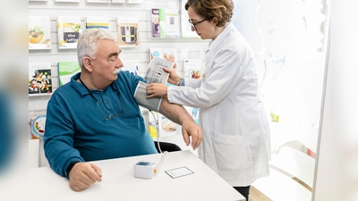 Eine Blutdruck-Kontrolle in der Apotheke kann die Therapie von Patientinnen und Patienten optimieren. (Foto: abda1)