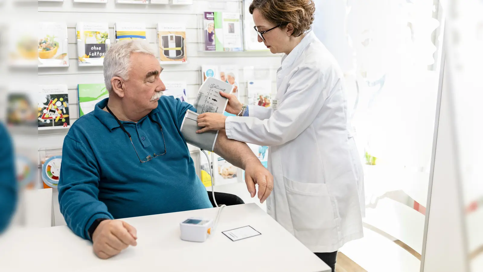 Eine Blutdruck-Kontrolle in der Apotheke kann die Therapie von Patientinnen und Patienten optimieren. (Foto: abda1)