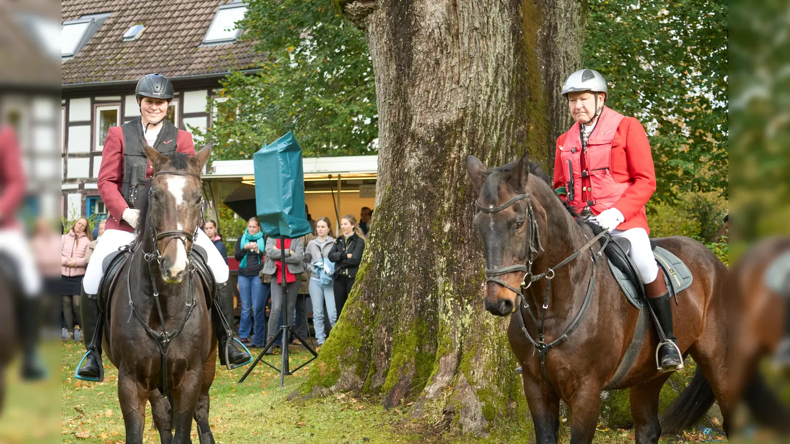 Torsten Koßmann (rechts) war über 25 Jahre Jagdherr in Neuhaus und übergab am Sonntag an seine Nachfolgerin Anna-Kathrin von der Goltz (links) ab. (Foto: Stefan Bönning)