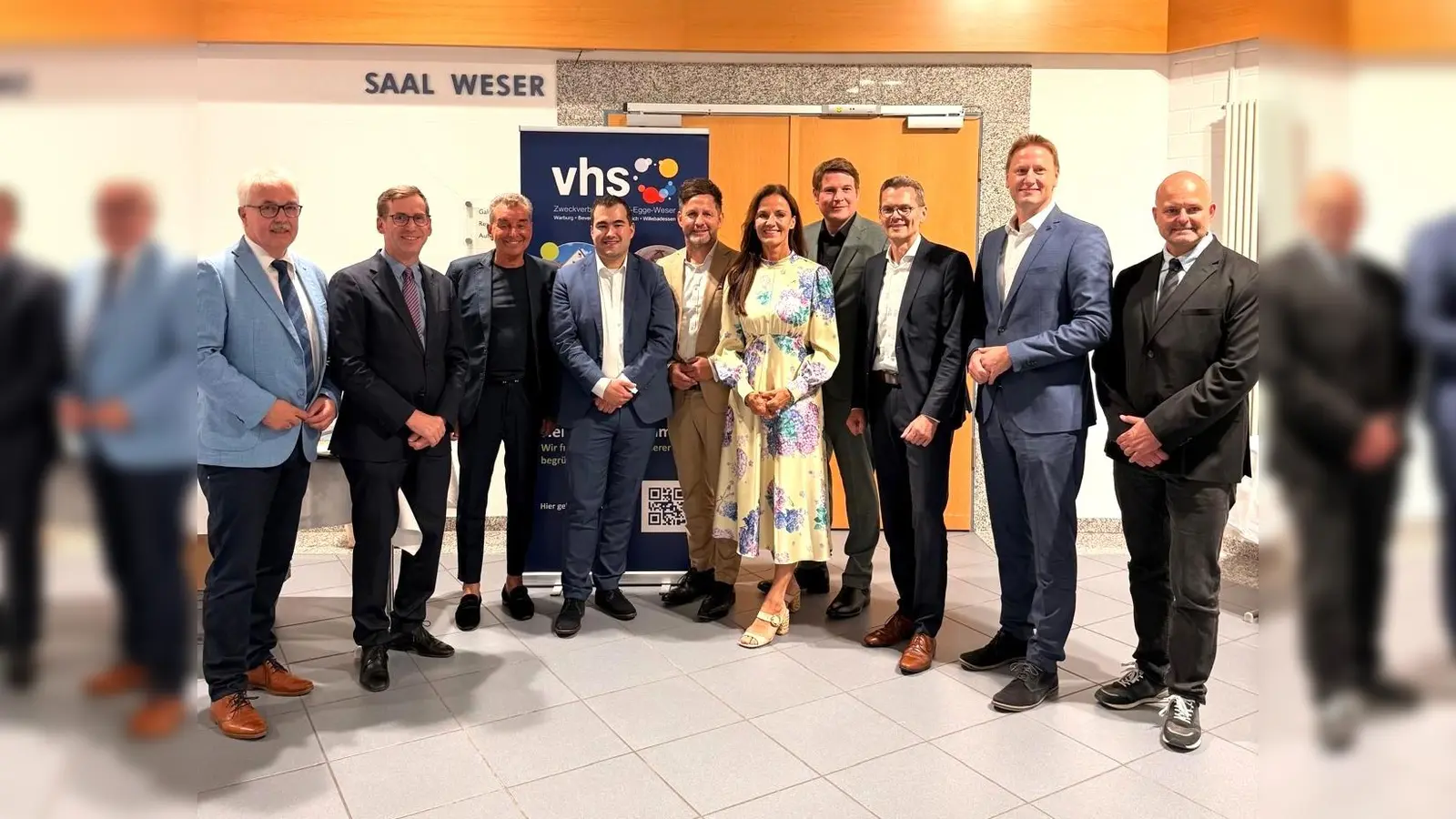 Bei der Eröffnung von links: Norbert Hofnagel (Bgm. Willebadessen), Tobias Scherf (Bgm. Warburg), Michel Friedman, Alexander Akel (VHS-Leiter), Tino Wenkel (Bgm. Beverungen), Ina Kreimer (Verbundvolksbank OWL eG), Nicolas Aisch (Bgm. Borgentreich), Michael Meier (Verbundvolksbank OWL eG), Michael Dressler (Verbundvolksbank OWL eG) und Ulrich Wille (stellv. VHS-Leiter) (Foto: Volkshochschule)