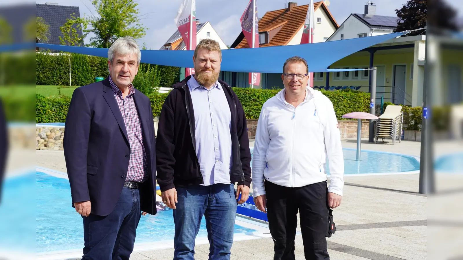  Informierten über die PV-Anlage auf dem Dach des Sommer-Bads in Brakel (v.l.): Bürgermeister Hermann Temme, Klimaschutzmanager Thomas Greger und Bademeister Bernd Willeke. (Foto: Stadt Brakel/Hegener)