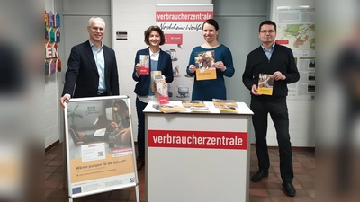 V.l.: Bürgermeister Josef Suermann; Ute Delimat, Leitung Verbraucherarbeit im ländlichen Raum Kreis Höxter mobil &amp; digital; Coletta Lehmenkühler, Verbraucherberaterin im ländlichen Raum Kreis Höxter mobil &amp; digital; Elmar Meyer, allgem. Vertr. des Bürgermeisters. (Foto: Stadt Marienmünster)
